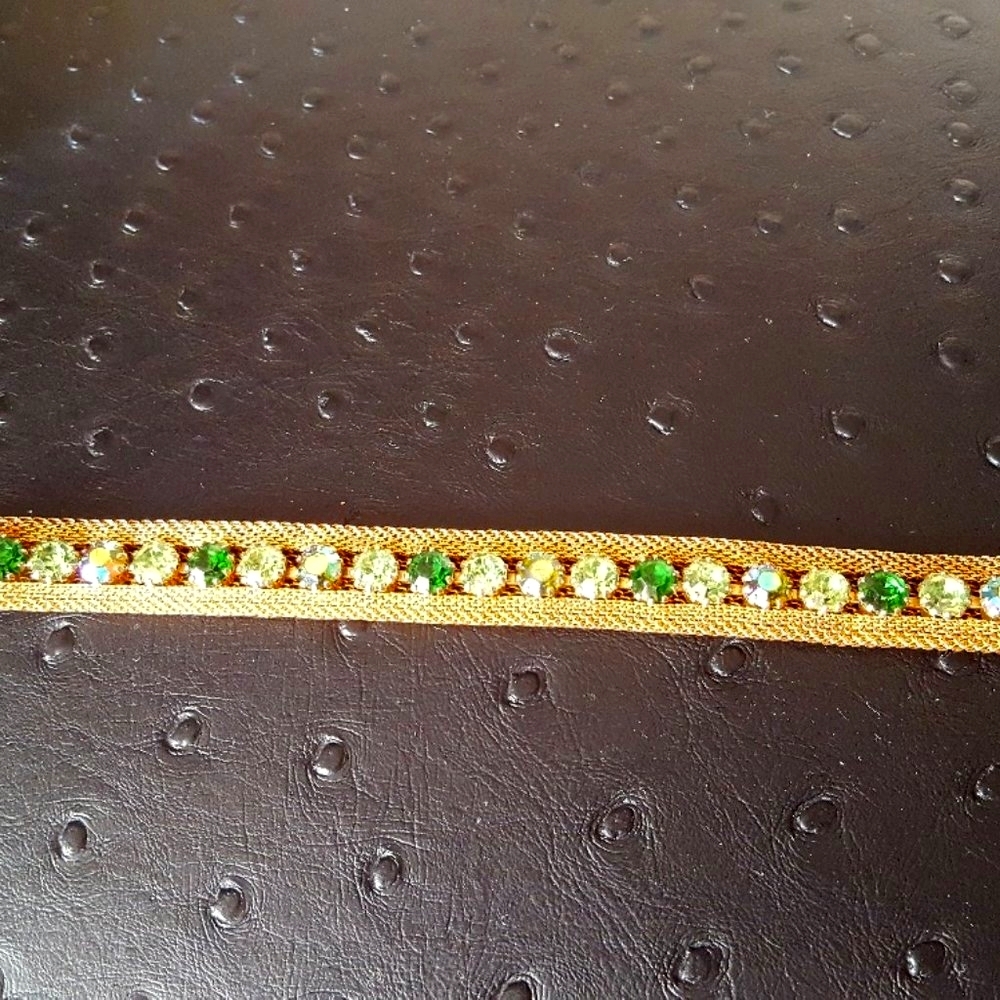 VINTAGE WEISS SNAKE MESH GREEN CRYSTAL RHINESTONES.